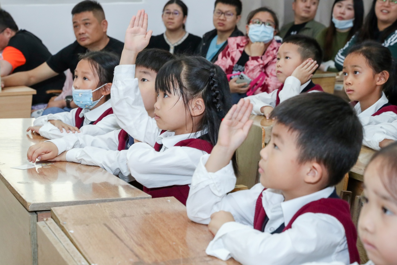 【湖畔·红领巾】红领巾寻访伟大成就（五十四）——走进生命科学，探索自然奥秘2023级5班寻访纪实_html_m12eb2e1e.jpg