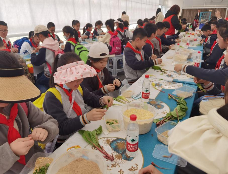 【湖畔·学生活动】探秘农场 劳动“趣”秋游——金陵小学（仙林湖校区）五年级秋季综合实践活动_html_6acc3fe4.jpg