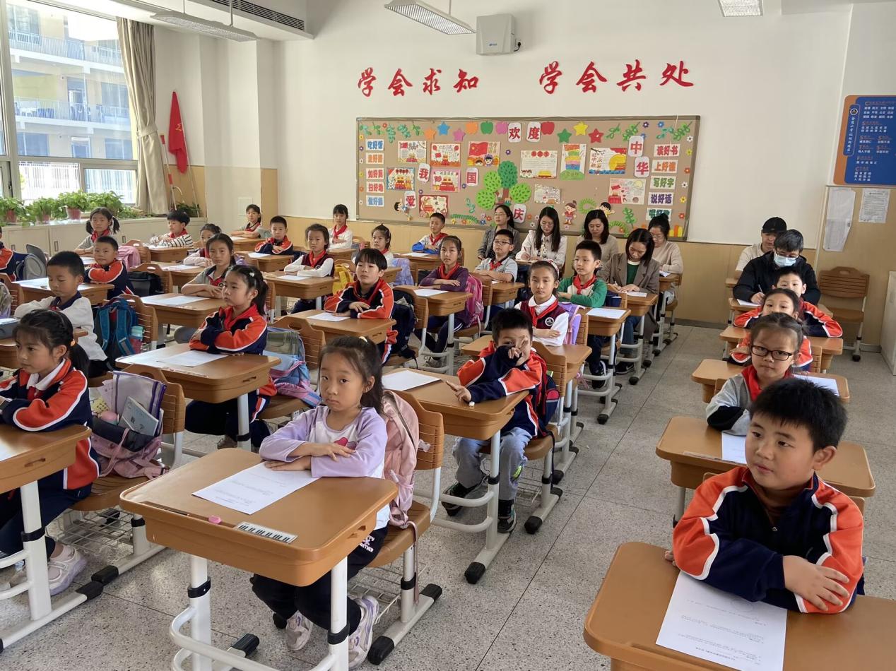 【湖畔∙童化课堂】“小长假里的数学故事”——数学故事汇之课例研讨（138）_html_37be9e84.jpg