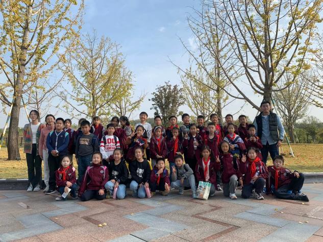 【博学广志】“乐享金秋 快乐“童”行” ——记三年级秋季社会实践活动_html_380de9db.jpg