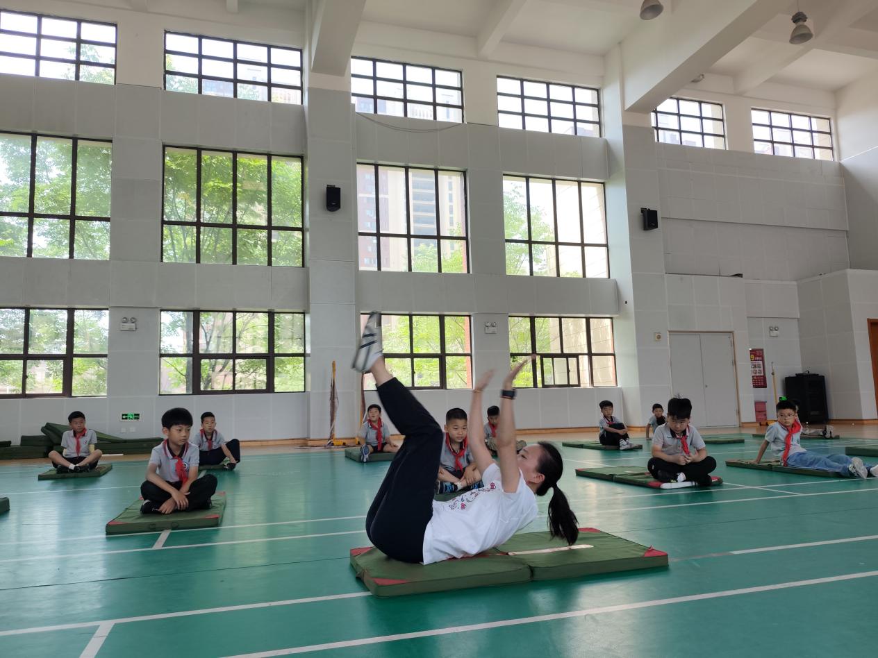 【湖畔·童化课堂】展体育课堂风采，以研促教共成长——体育校本研修之课例研讨（19）_html_10eb99e0.jpg