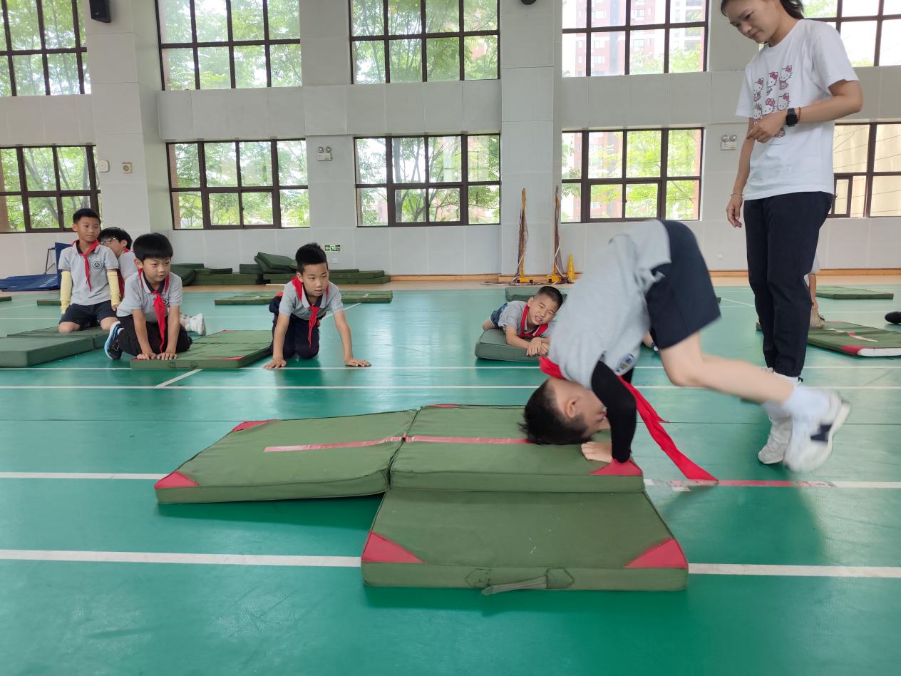 【湖畔·童化课堂】展体育课堂风采，以研促教共成长——体育校本研修之课例研讨（19）_html_5bf382cd.jpg
