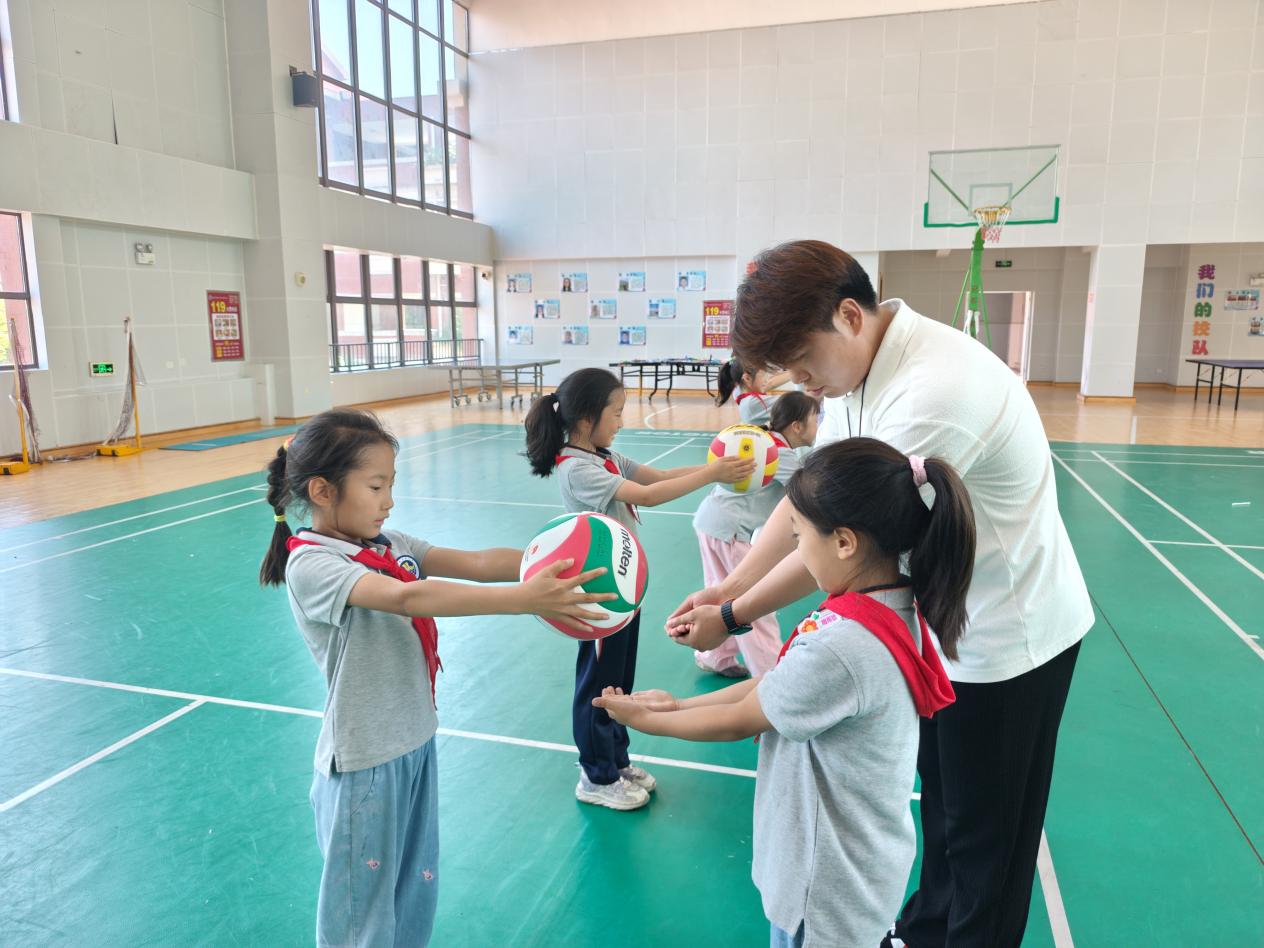 【湖畔·童化课堂】展体育课堂风采，以研促教共成长——体育校本研修之课例探讨（20）_html_7c53690a.jpg