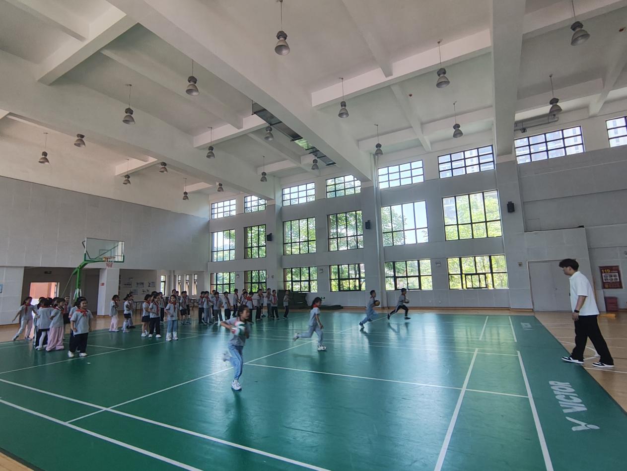 【湖畔·童化课堂】展体育课堂风采，以研促教共成长——体育校本研修之课例探讨（20）_html_3bf9b95a.jpg