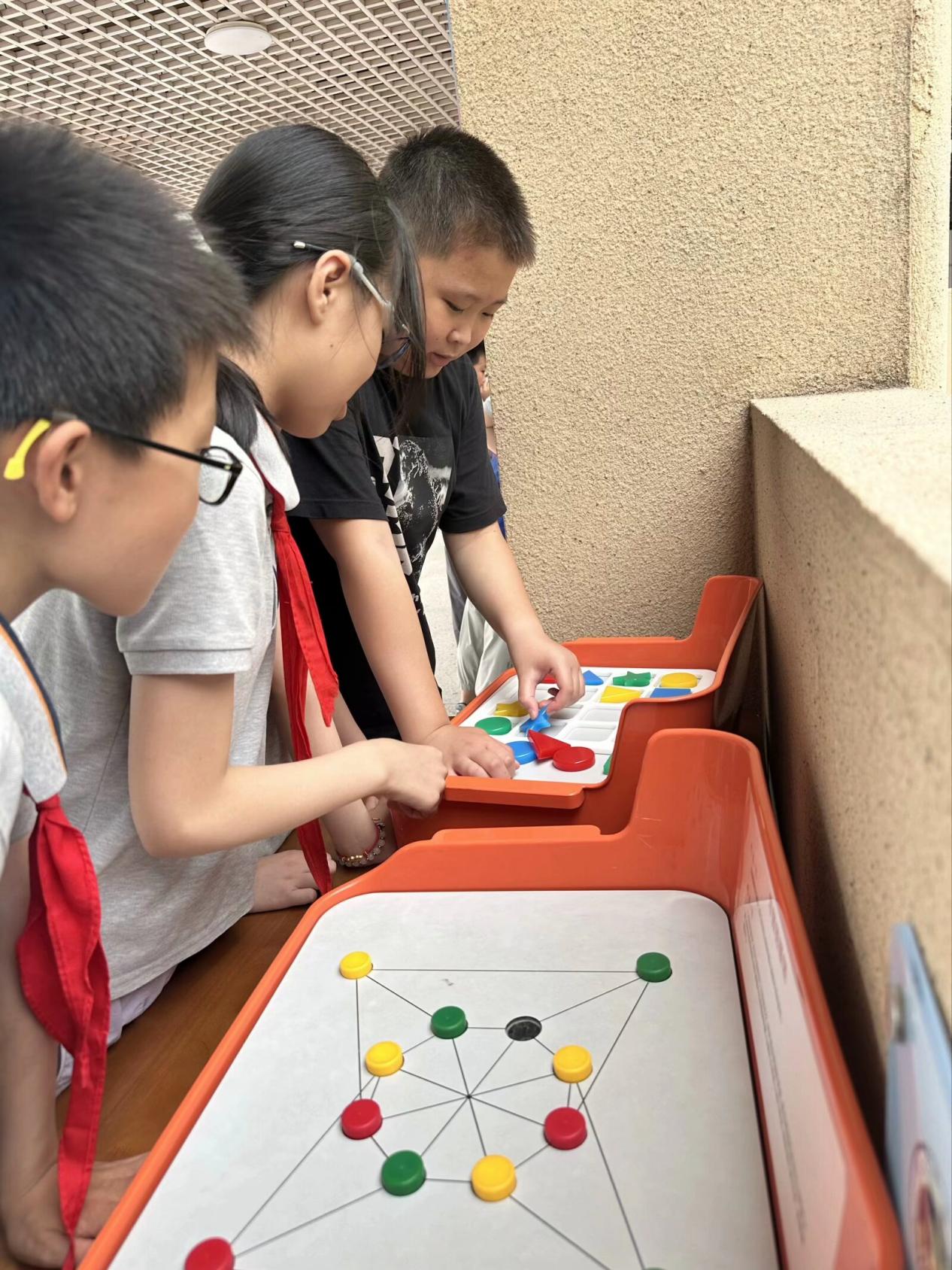 【博学广志】“本草润童心，科技创未来”科技节活动之科普大篷车进校园_html_5307ca1.jpg
