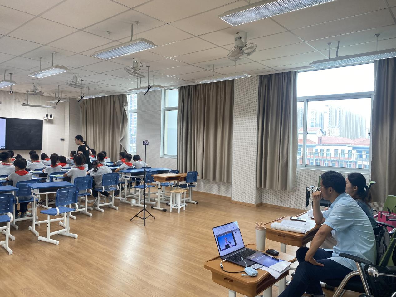【湖畔·科研引领】聚焦核心素养 深耕运算律单元教学_html_8b56770.jpg