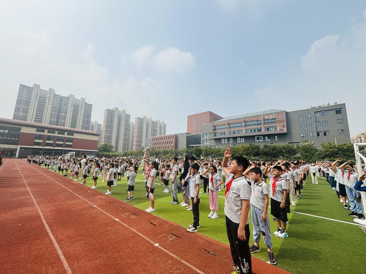 【湖畔·学生活动】传承奥运精神 争做强国少年——金陵小学（仙林湖校区）2024-2025学年秋季开学典礼暨新生入学仪式_html_30daa72c.jpg