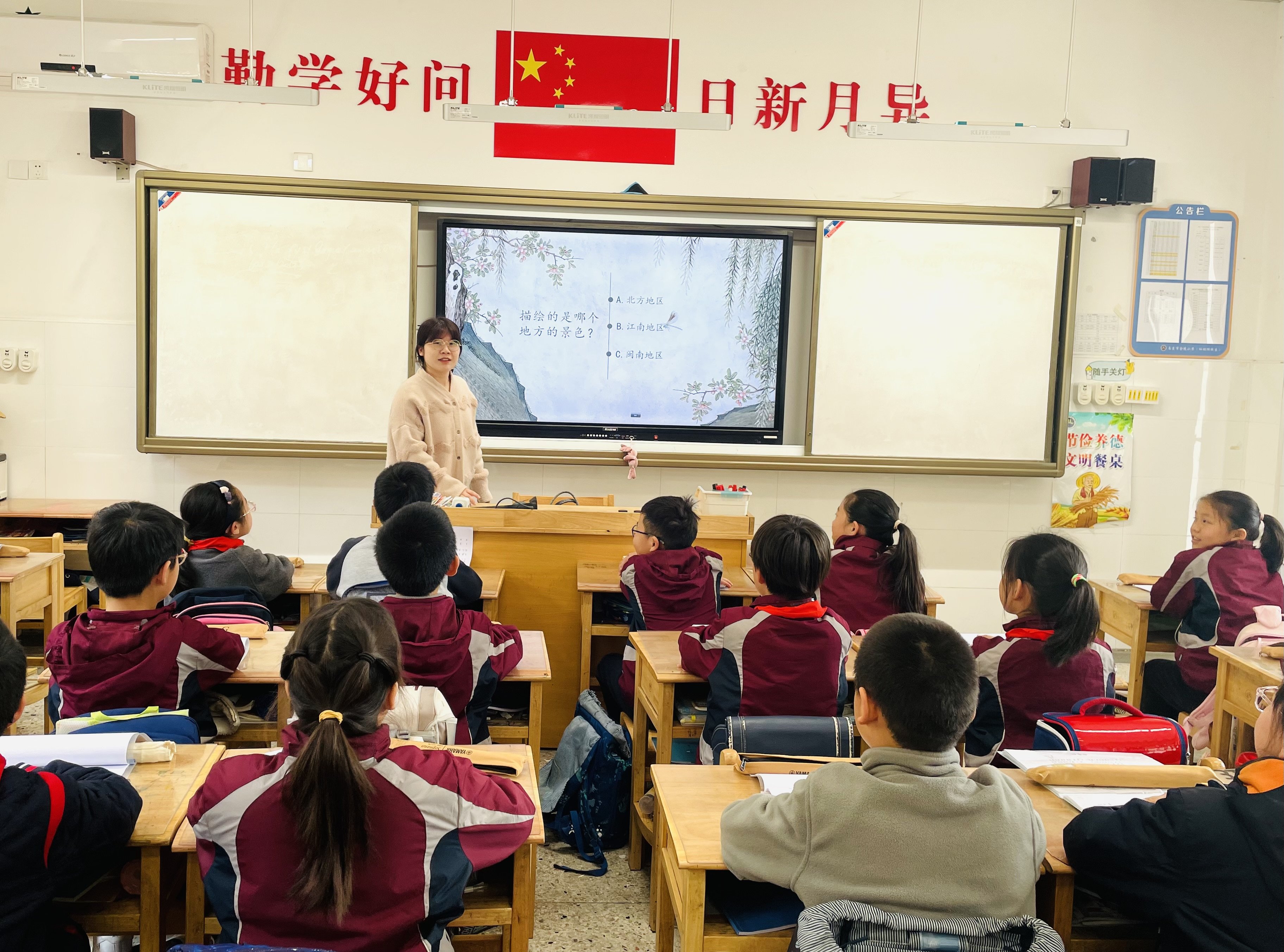 【湖畔·童化课堂】音乐课堂展风采 教学交流共成长——音乐校本研修之课例研讨_html_33e42e99.jpg