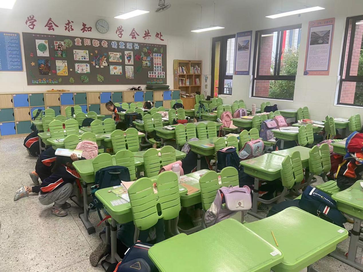 【湖畔·共佑安全】赋能年轻一代，共筑韧性未来——金陵小学（仙林湖校区）开展防震减灾演练_html_69b40e05.jpg