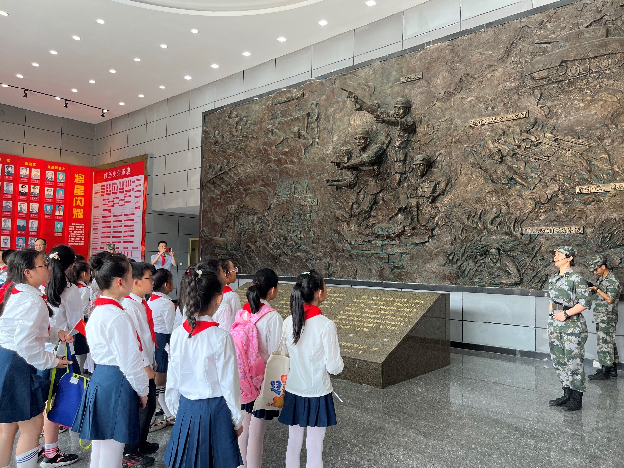 【红领巾寻访】喜迎二十大，共筑强军梦——南京市金陵小学红领巾走进临汾旅共庆“八一”建军节活动_html_m7aa57c50.jpg