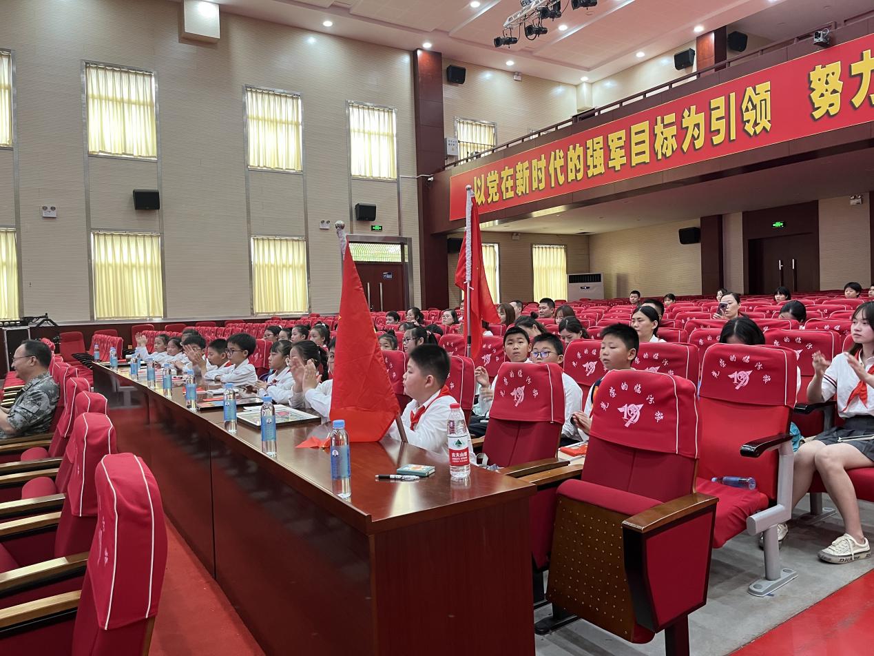 【红领巾寻访】喜迎二十大，共筑强军梦——南京市金陵小学红领巾走进临汾旅共庆“八一”建军节活动_html_m53eebd8e.jpg