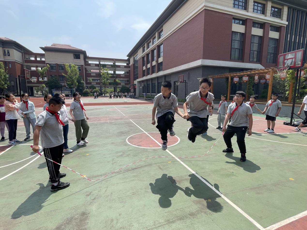 【湖畔光影】凌云赛场，斗志昂扬——第三届体育活动周之“板羽垫球、双人跳长绳比赛”_html_81ce5b8.jpg