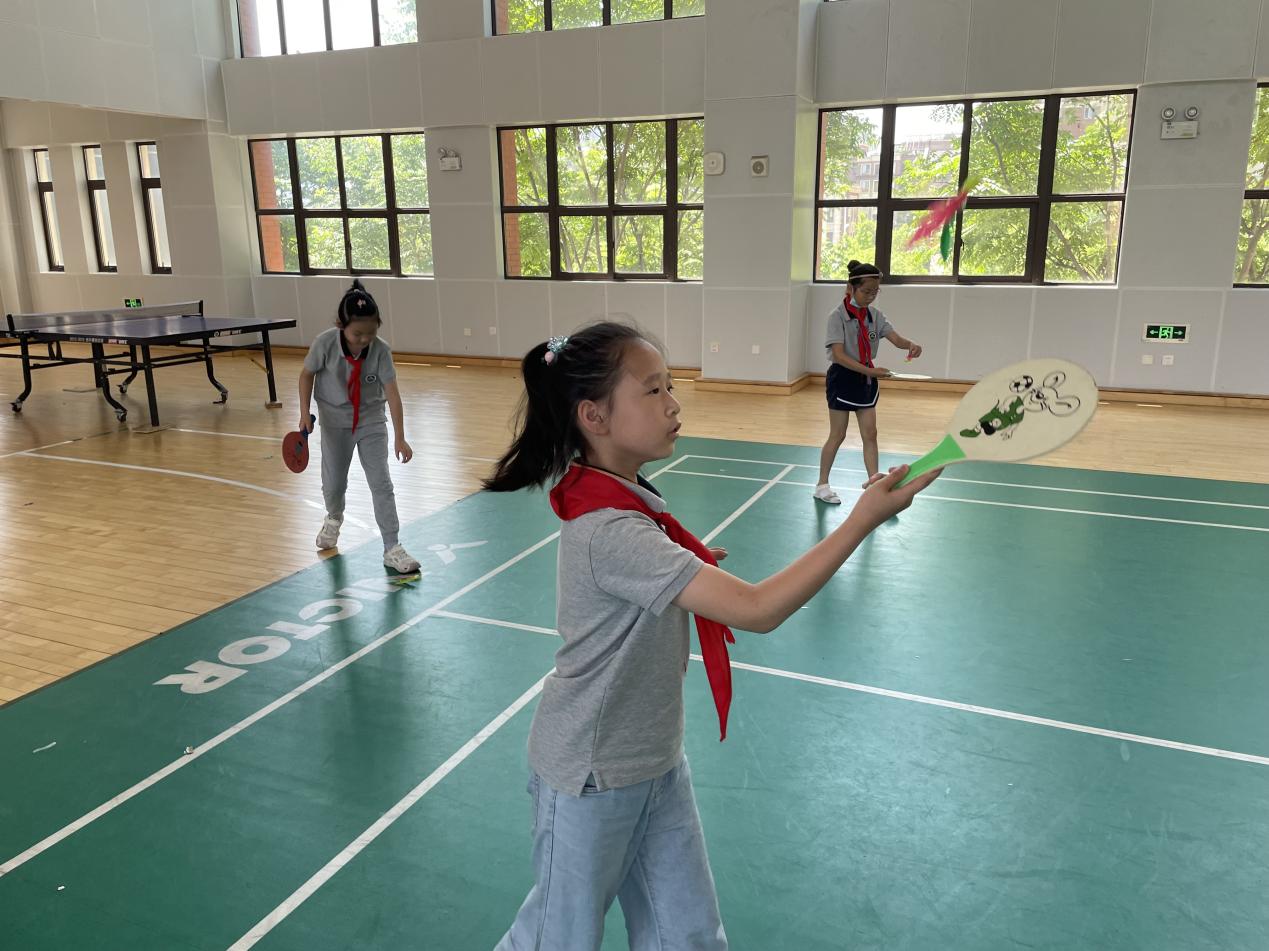 【湖畔光影】凌云赛场，斗志昂扬——第三届体育活动周之“板羽垫球、双人跳长绳比赛”_html_642ff6fc.jpg