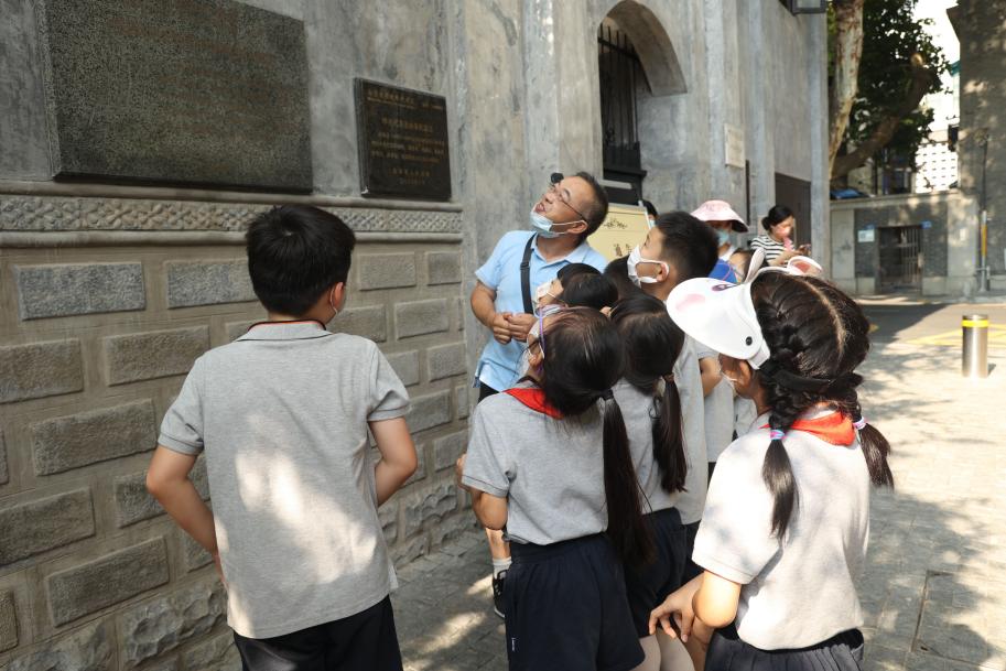 【红领巾寻访】星火燎原少年行 红色基因代代传  —金陵小学广志路校区一6中队寻访活动_html_3f432ee.jpg