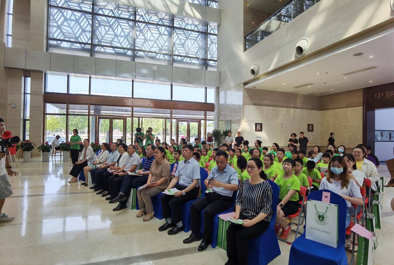 【博学广志】识医药，品文化，乐传承——“岐黄校园行”中医药文化游学夏令营顺利开营_html_7a45ad7a.jpg
