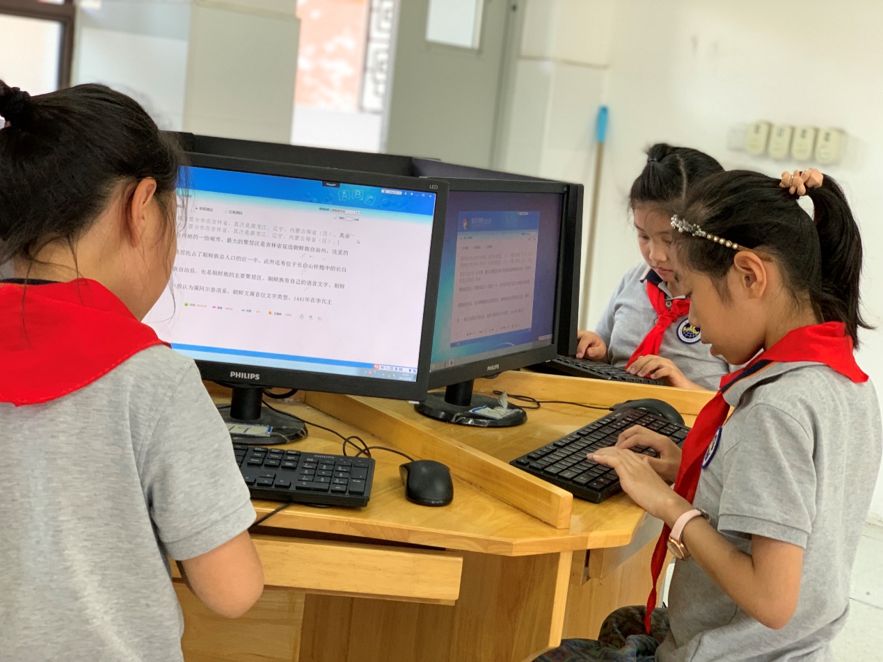 【湖畔光影】指尖飞扬，运指如飞——记金陵小学（仙林湖校区）第三届科技活动周之打字比赛_html_m5c43a381.jpg