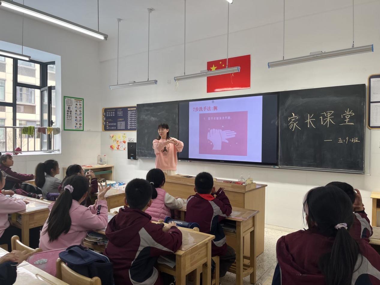 【博学广志】家长进课堂，携手“童”成长(1)_html_58f5a7d1.jpg
