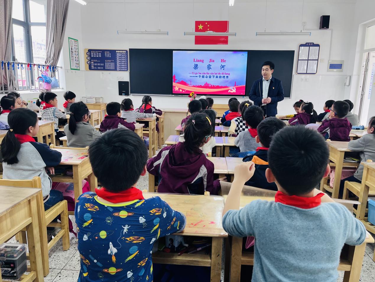 【博学广志】家长进课堂，携手“童”成长(1)_html_228d1322.jpg