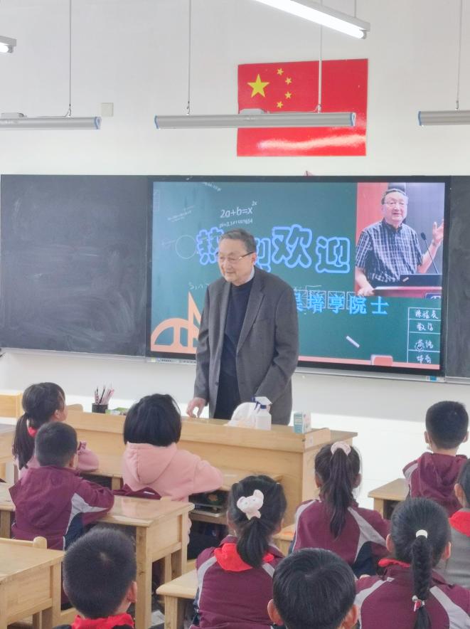 【博学广志】家长进课堂，携手“童”成长(1)_html_279c494d.jpg