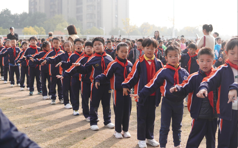 【湖畔·家校共育】“乘亚运之风  展运动风采”——金陵小学（仙林湖校区）2023—2024学年秋季运动会开幕式_html_m74012bf7.png