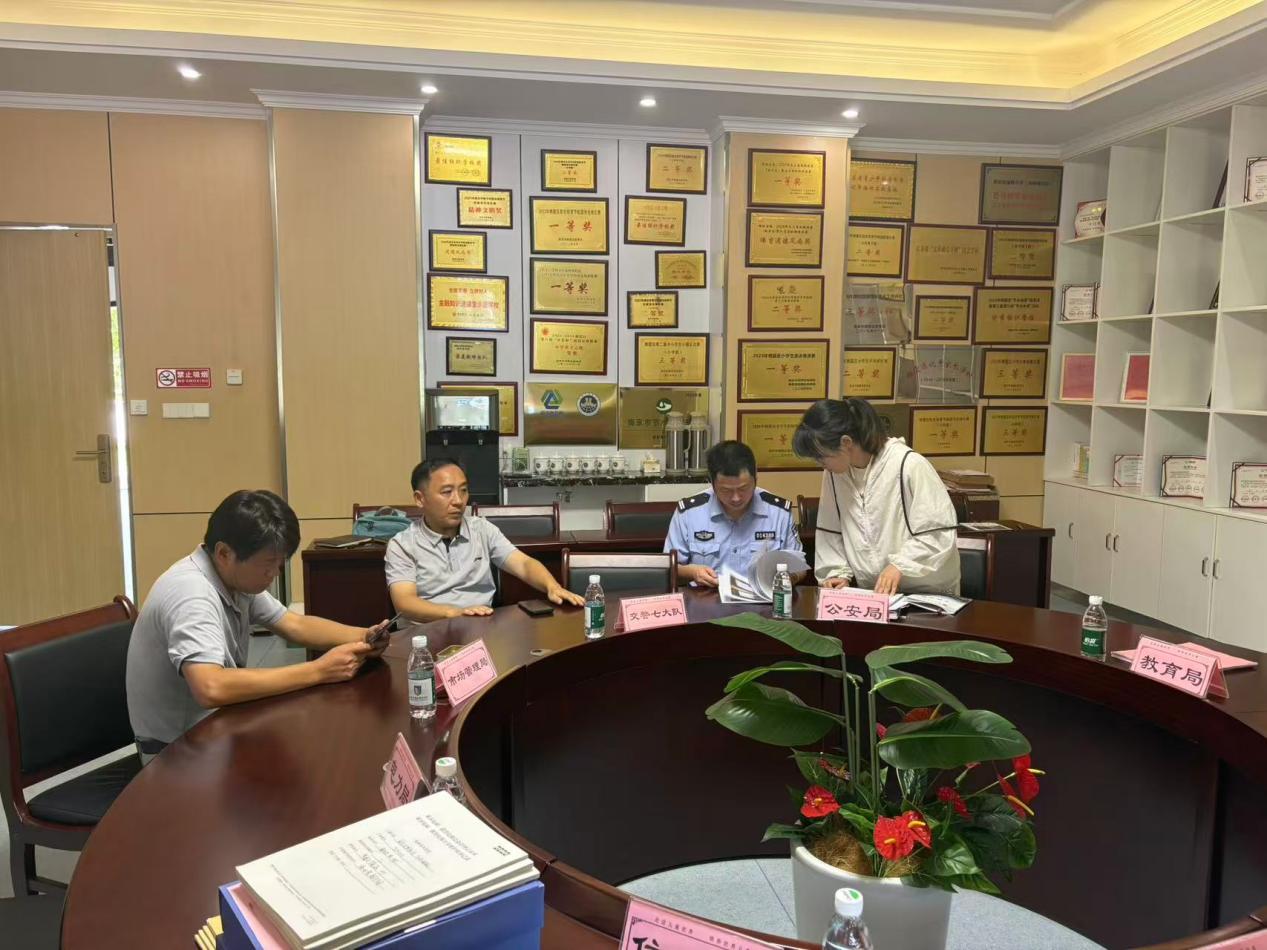 【湖畔·共佑安全】多部门联合护航 筑牢校园安全防线 ——金陵小学（仙林湖校区）迎接区校园安全联合检查_html_77e709fd.jpg