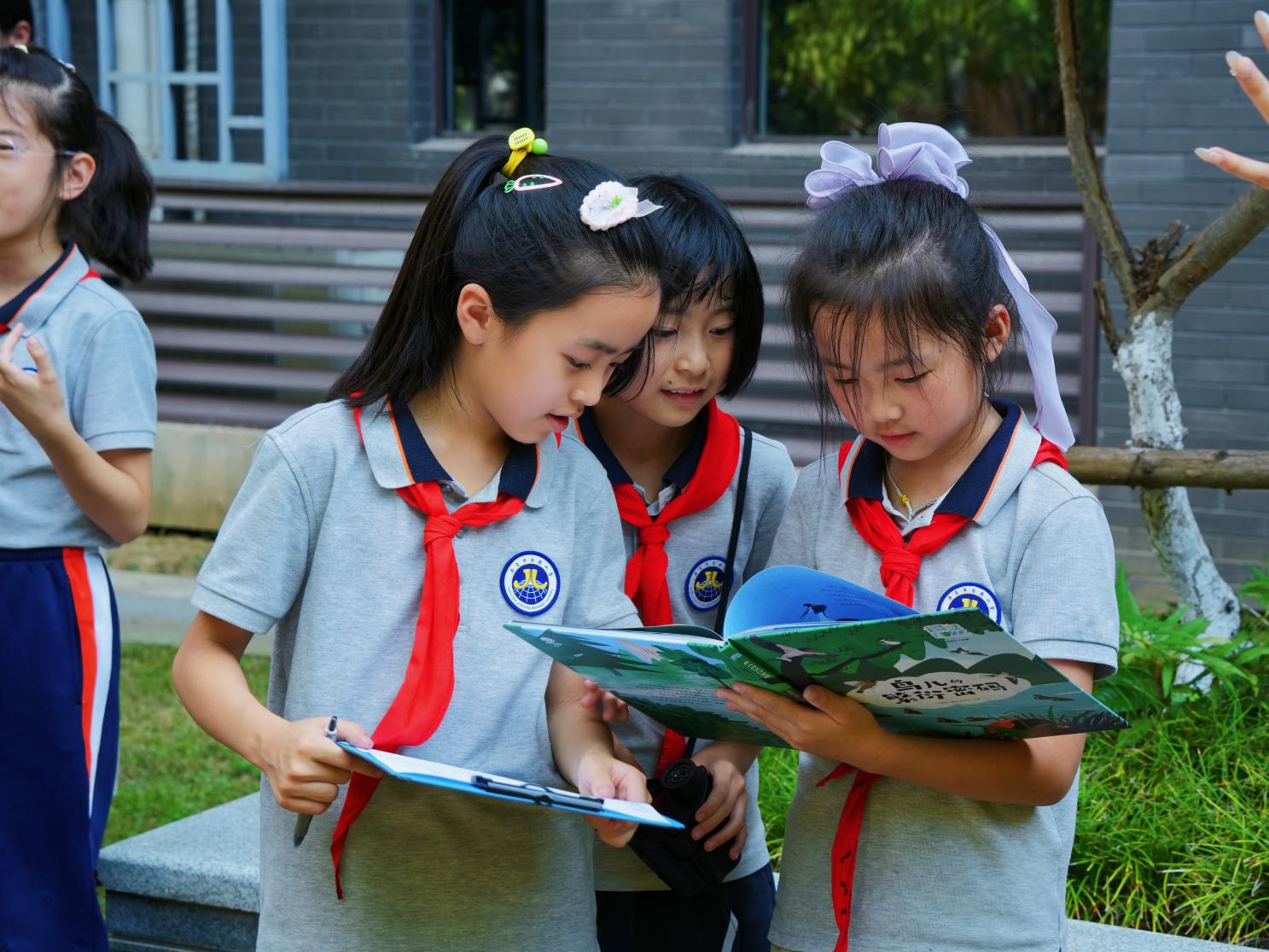 遇见自然：探索更广阔的世界——小译林《遇见自然》系列科普图书首发式暨栖霞区科普报告进校园活动_html_m53a10da.jpg