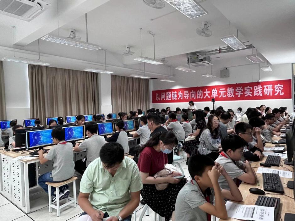 【湖畔·童化课堂】以问题链为导向的大单元教学实践研究——记栖霞区第四周小学信息科技主题课例研修活动_html_7b4b4376.jpg
