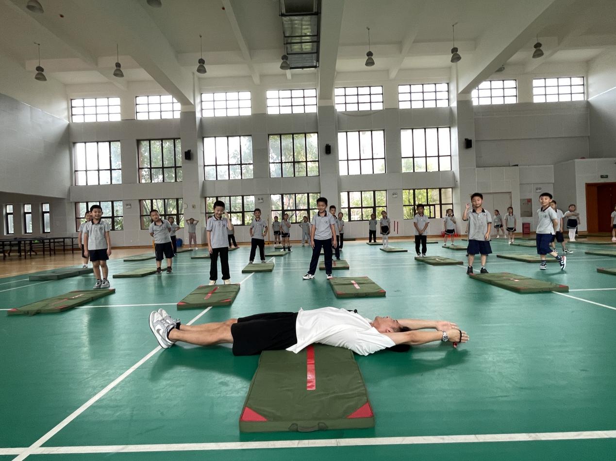 【湖畔·童化课堂】展体育课堂风采，以研促教共成长——体育校本研修之课例探讨_html_5223535f.jpg