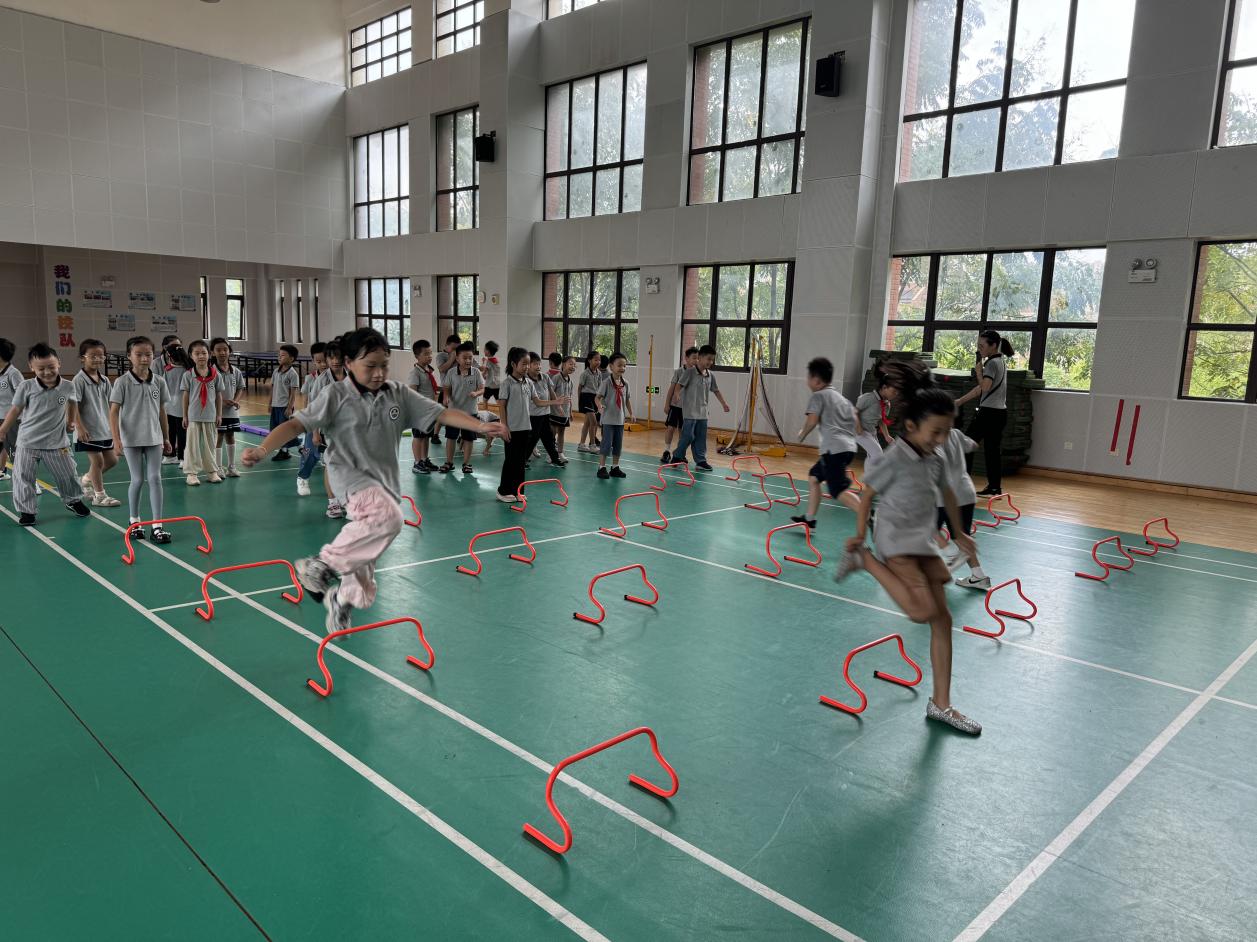 【湖畔·童化课堂】展体育课堂风采，以研促教共成长——体育校本研修之课例研讨_html_f8c1519.jpg