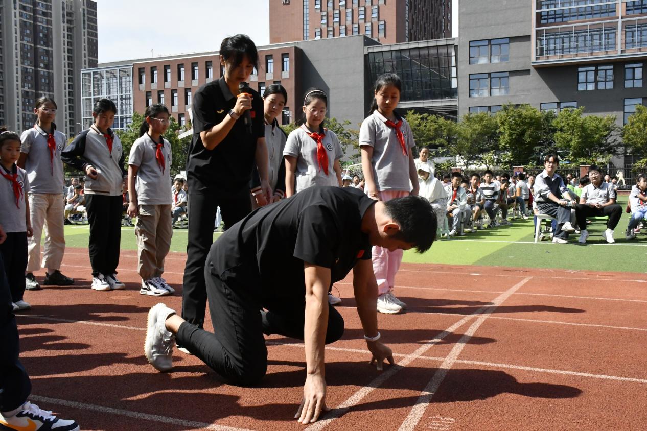 百米飞人挑战速度极限，体教融合共育世界儿童——南京市田径后备人才基地授牌仪式暨校园吉尼斯百米飞人大战活动_html_3cd3f785.jpg