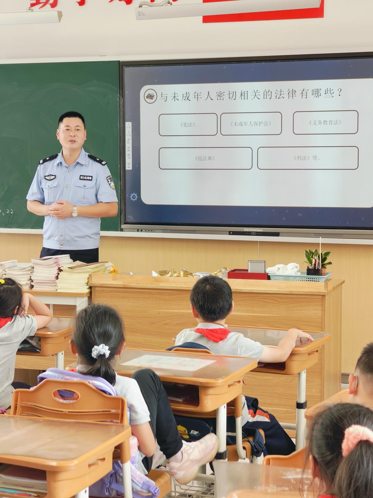 【湖畔·家校共育】法律就在我们身边 用法律浇灌祖国的花朵——三（16）班家长课堂_html_71c41bff.jpg