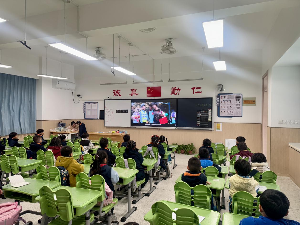 【湖畔·学生活动】学讲创融践宪法 知行合一育新人——金陵小学仙林湖校区宪法活动周掠影_html_bf3549e.jpg