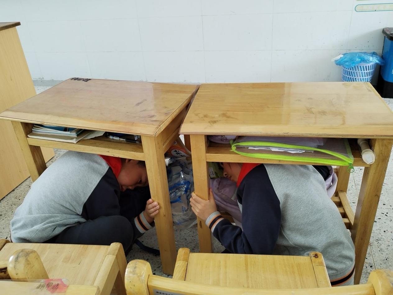 【博学广志】应急有方 遇险不慌——金陵小学广志路校区开展512防灾减灾应急疏散演练活动_html_72591a2d.jpg