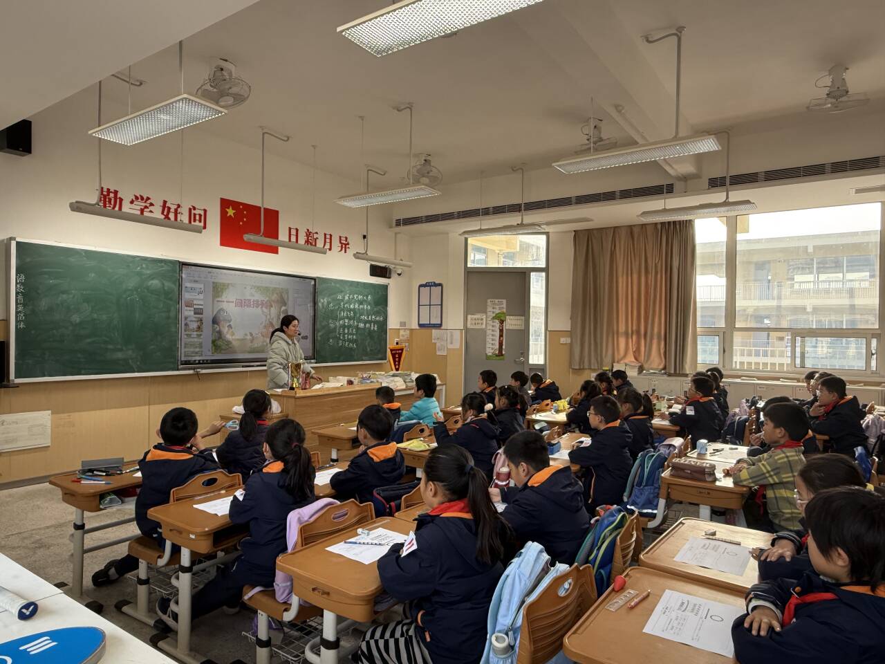 【湖畔·家校共育】共筑教育桥梁，见证孩子成长——金陵小学（仙林湖校区）第五次“家长开放月”三年级篇_html_m372b8362.jpg