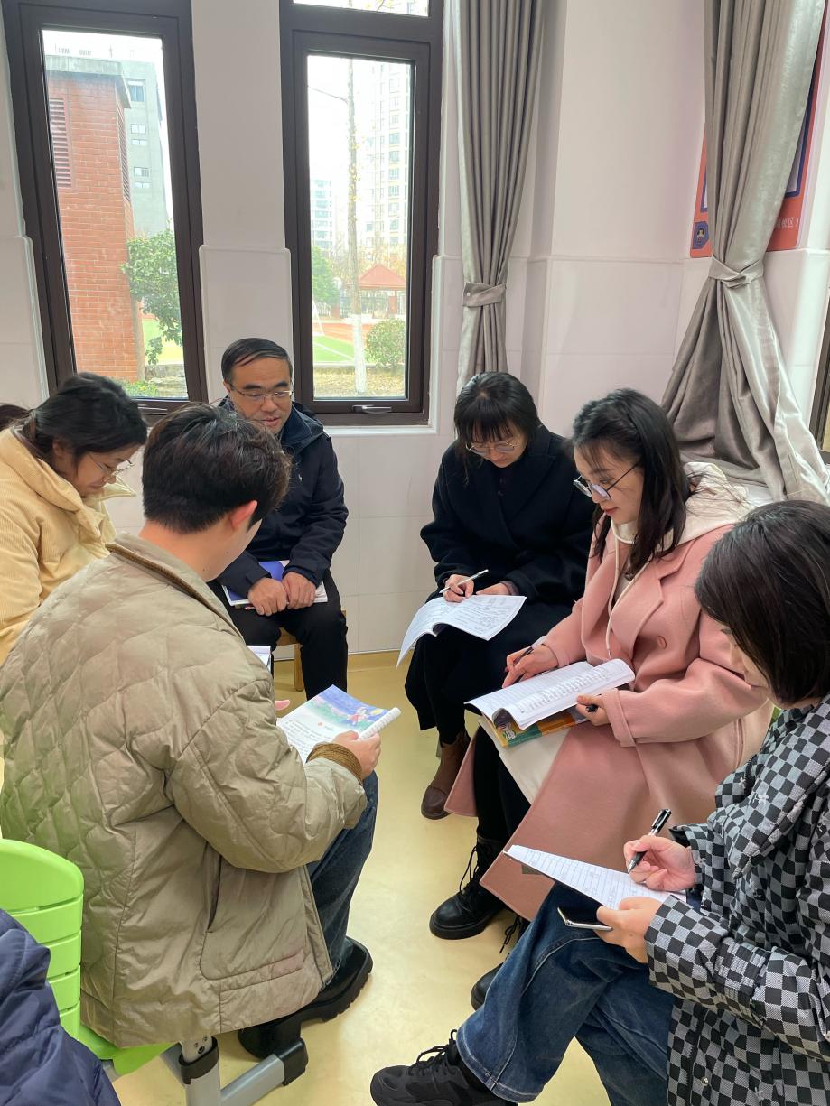 【湖畔·童化课堂】绽放温情之花，演绎温暖篇章——记金陵小学（仙林湖校区）六年级语文组教研活动_html_m16819a2f.jpg