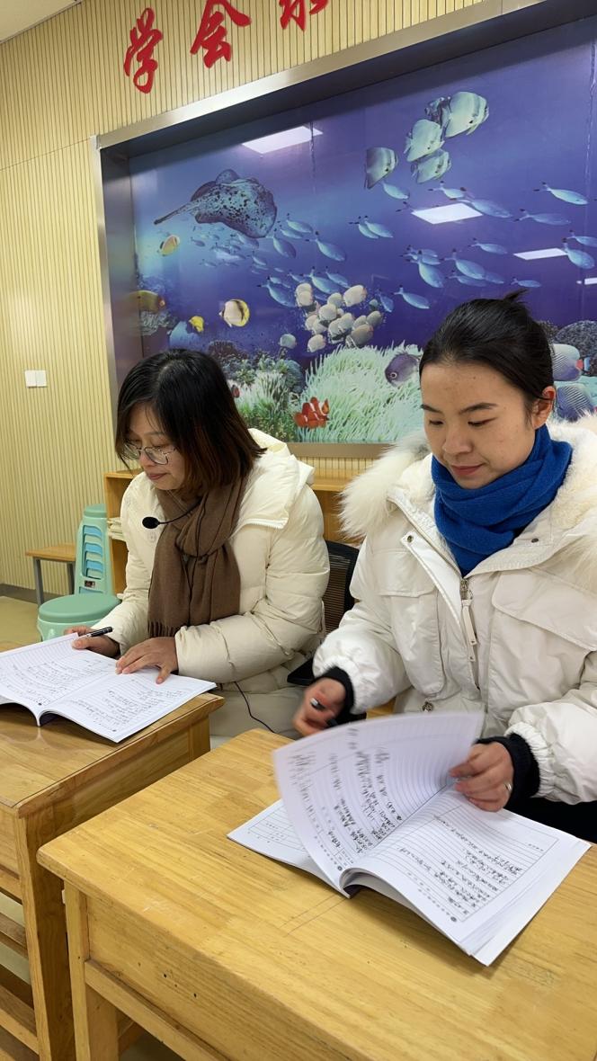 【湖畔·童化课堂】印生肖 迎新年——小学美术校本研修展风采：桃花坞木板年画的印制探索_html_m5c8bbdad.jpg
