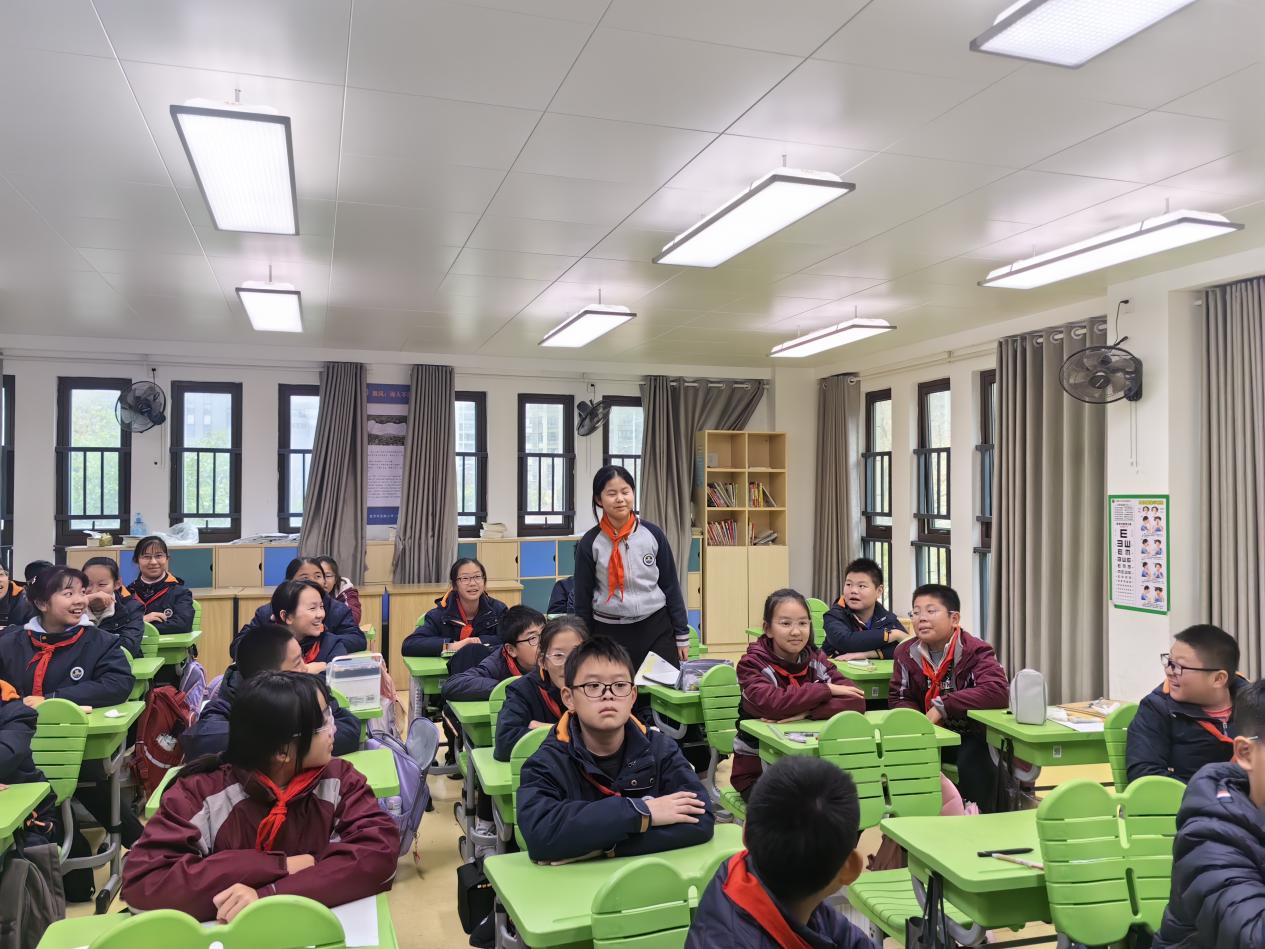【湖畔·童化课堂】探寻人物装饰画的魅力，像大师一样创作——美术组校本主题研训活动_html_585ed4a3.jpg