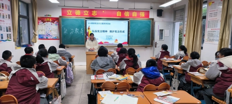 12.8开展宪法宣传周主题教育活动_html_m5fd3e736.jpg