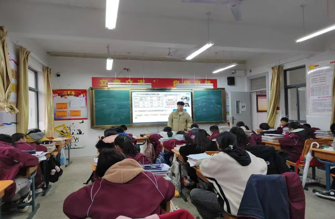 青年教师展风采新闻_html_m5a46f228.jpg
