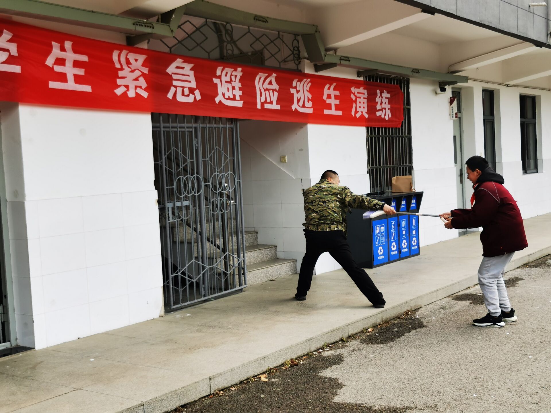 消防疏散演练新闻稿_html_2b40ccce.jpg