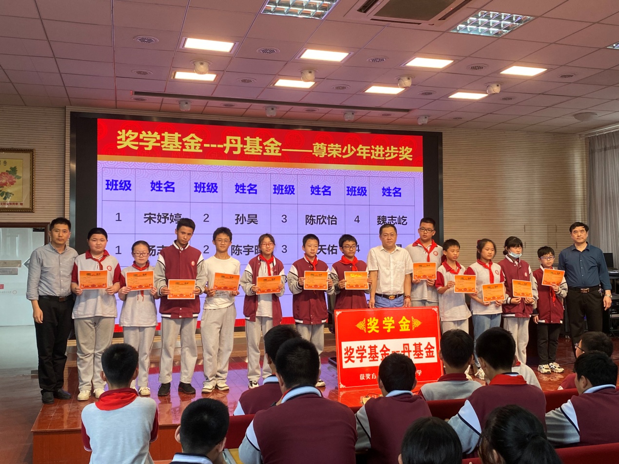 七年级家长会新闻稿：家校共育 健康成长_html_5d4dbd53.jpg