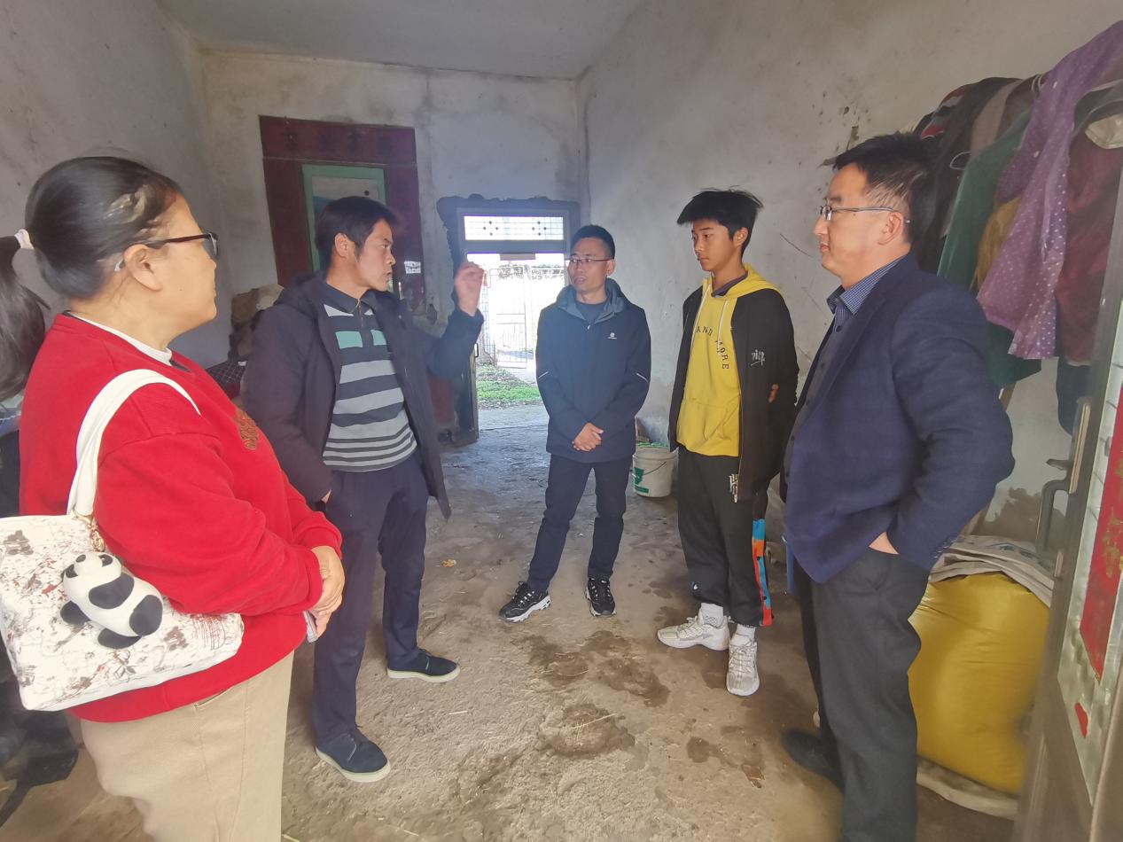 【尊荣营中】弘扬师德，家访慰问 ——南京市营防中学“四带工程”书记抓党建项目活动_html_m3d92d1af.jpg