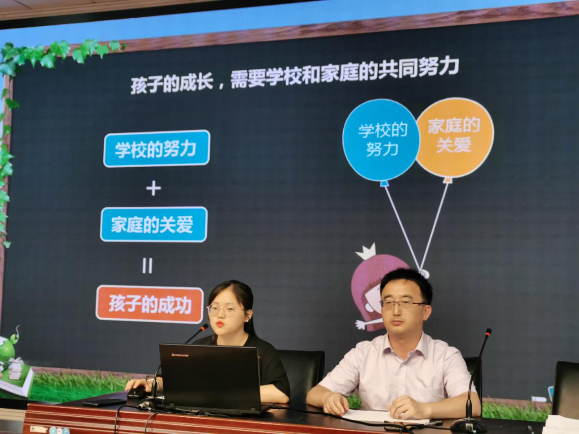 乘风破浪 一起成长——八年级家长会新闻报道_html_57c9a2da.jpg
