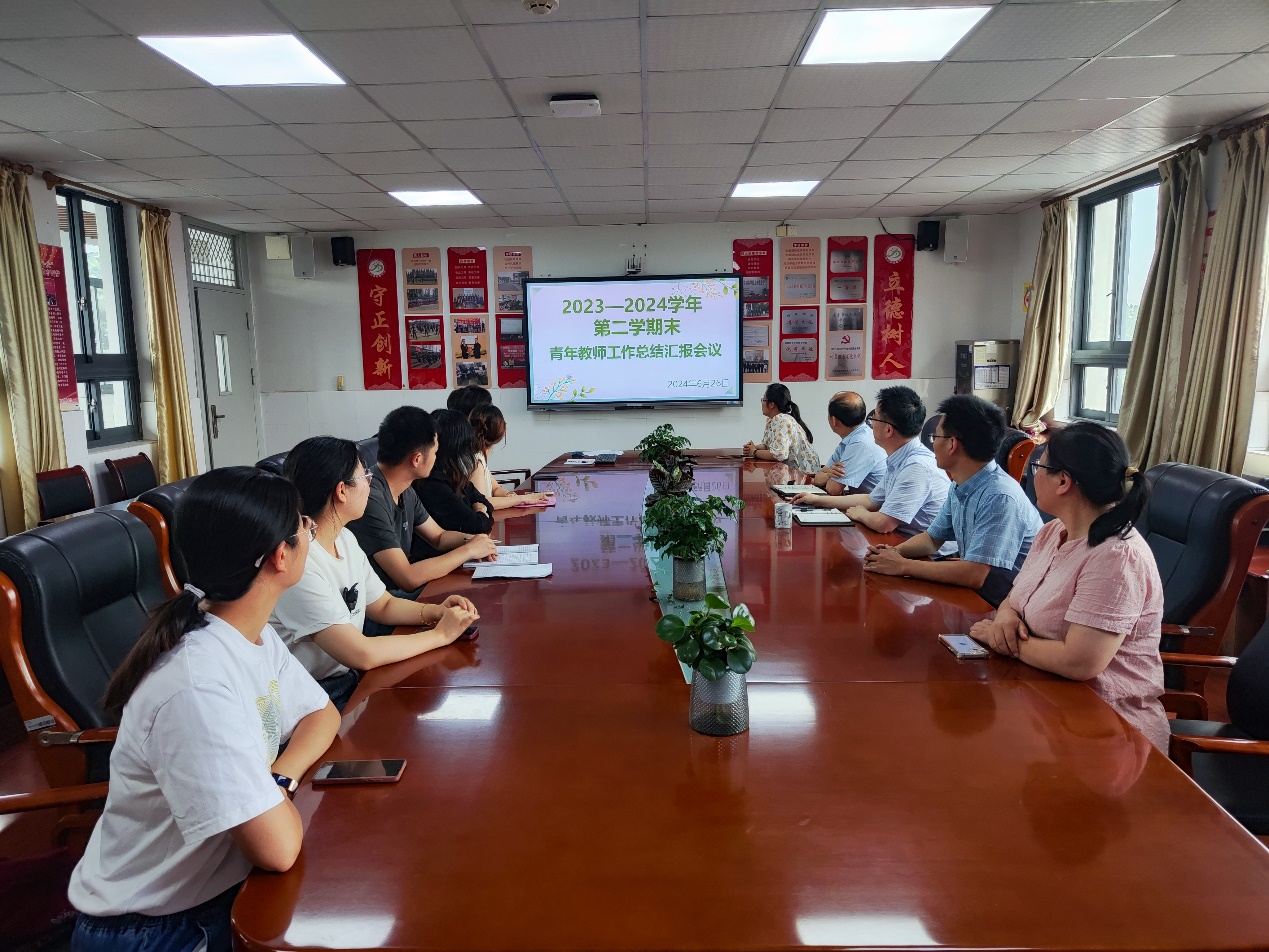 青年教师汇报会议新闻报道_html_m48cdb3e7.jpg