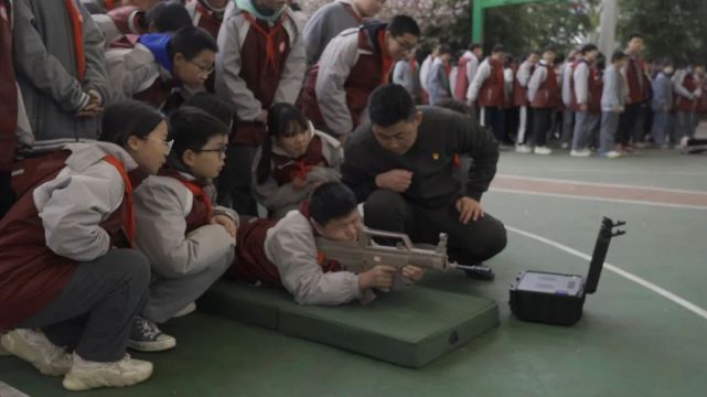 南京市营防中学开展国防教育课程展示_html_54c63df1.jpg