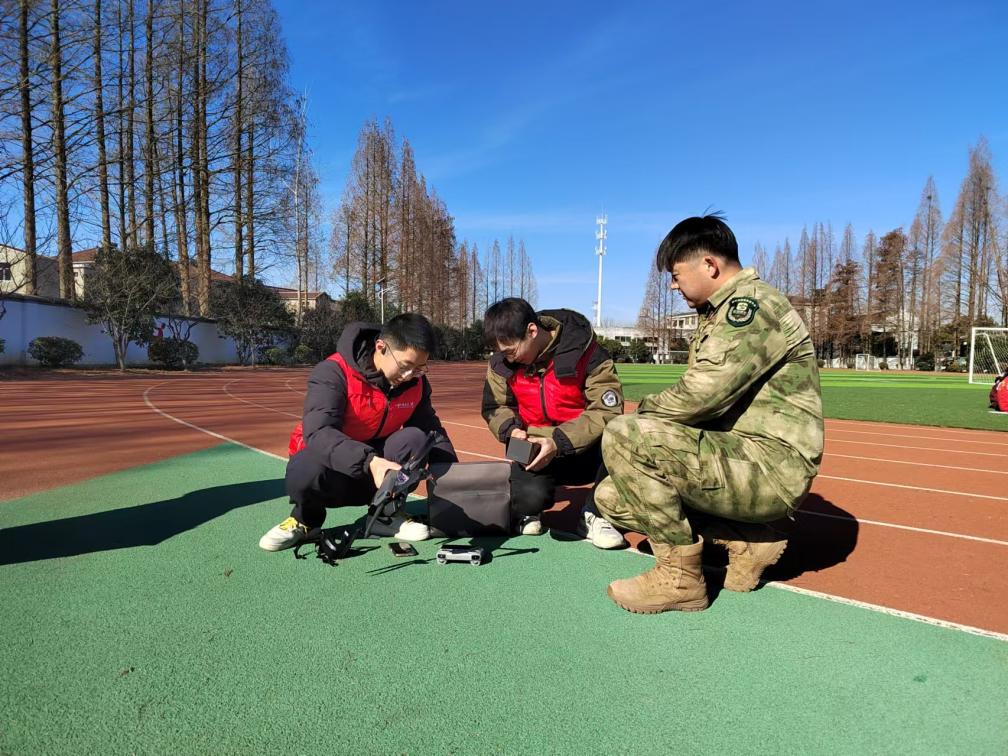 【尊荣营中】无人机 “飞” 进营防中学 学子共赴科技之约