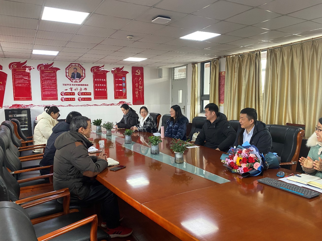 张仁宝老师退休新闻稿(1)_html_535f4b19.jpg