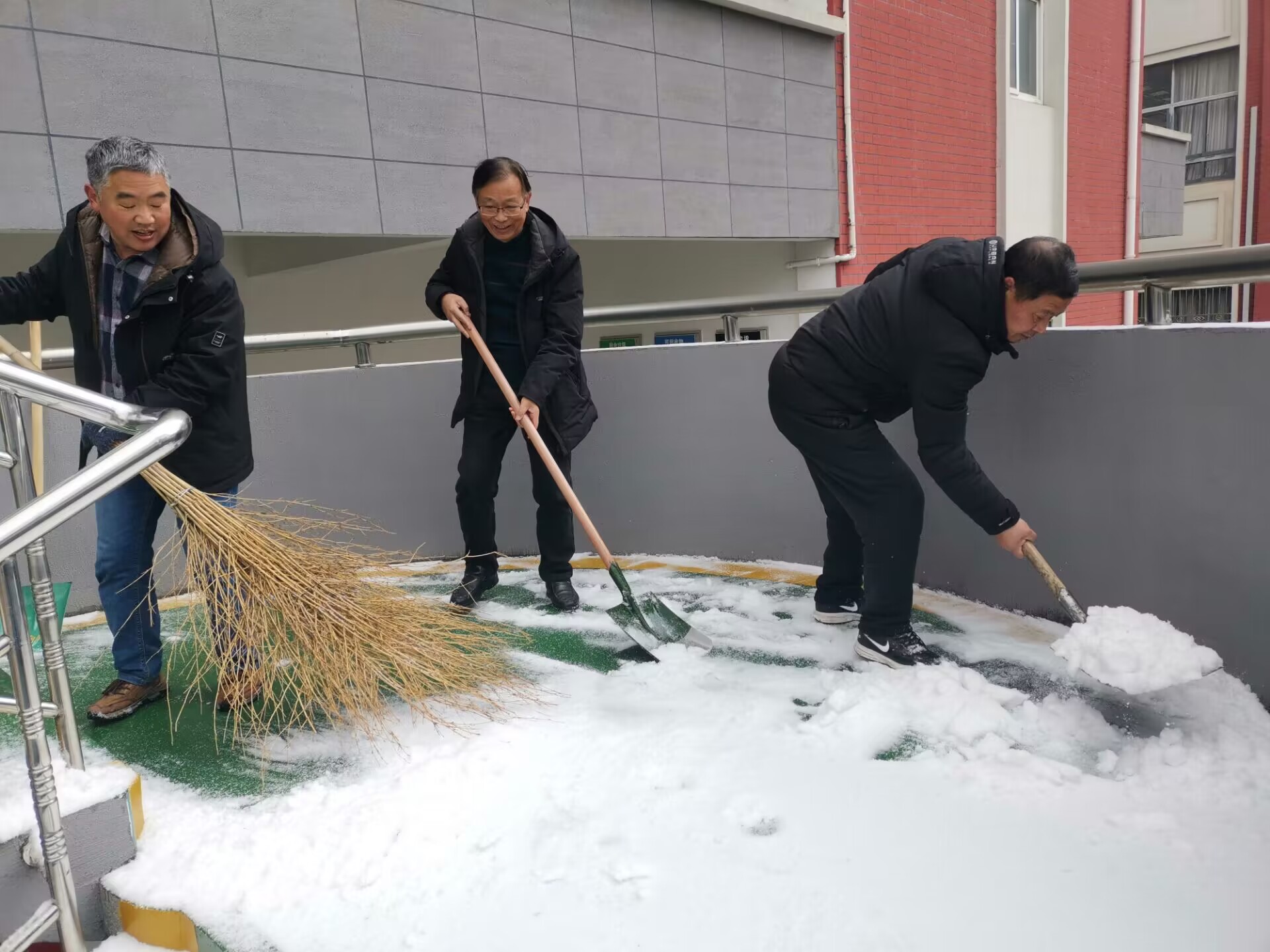 （尊荣营中）扫雪除冰 情满校园 (1)_html_21f7ef8e.jpg