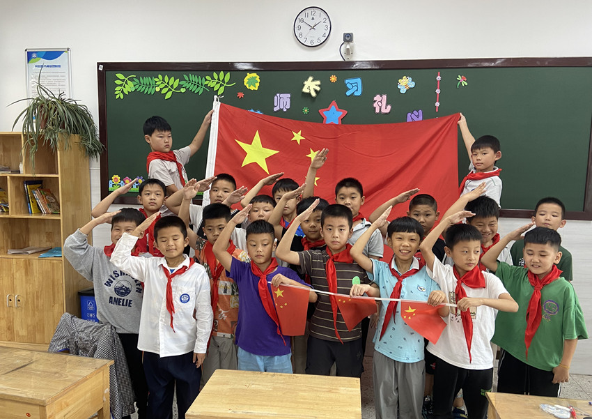 210929石小我与国旗共合影2.jpg