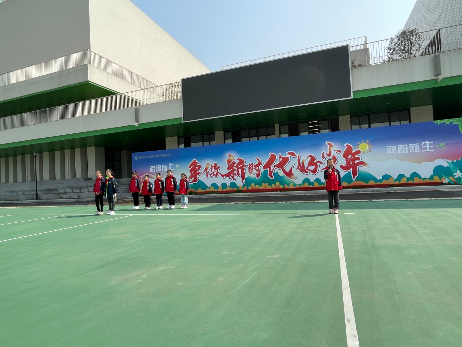 【悦群燕小』清明时节雨纷纷 一束鲜花祭故人——燕子矶中心小学第六周升旗仪式